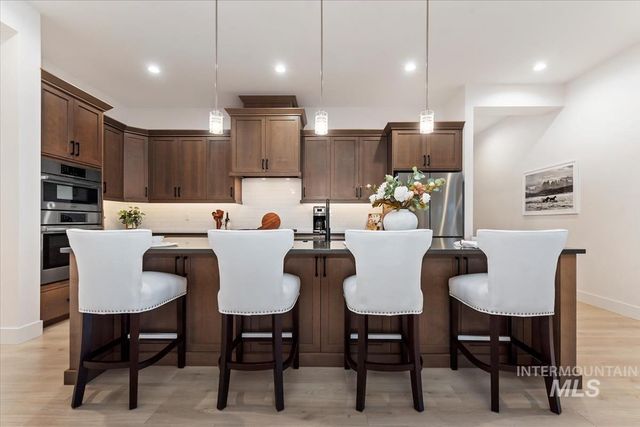 207 S Eagles Roost Way, Eagle, ID 83616