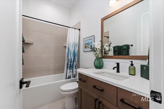 207 S Eagles Roost Way, Eagle, ID 83616