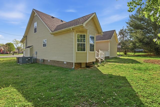 2039 Sterling St, Murfreesboro, TN 37127
