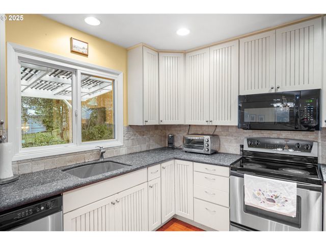 13465 Nw MARSHALL St, Portland, OR 97229