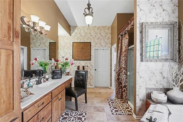 18003 Rollins Drive, Smithville, MO 64089