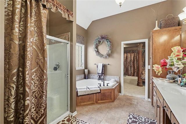 18003 Rollins Drive, Smithville, MO 64089