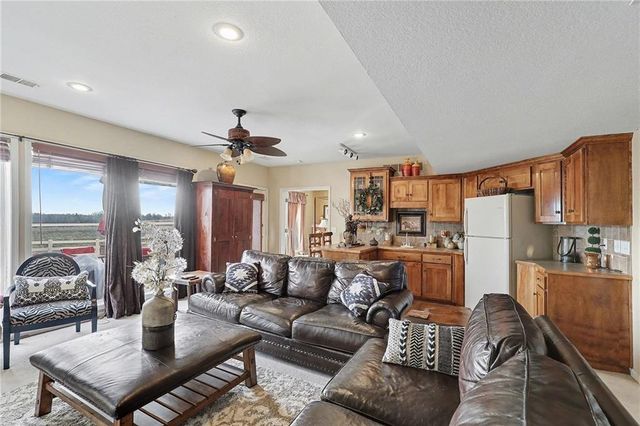 18003 Rollins Drive, Smithville, MO 64089