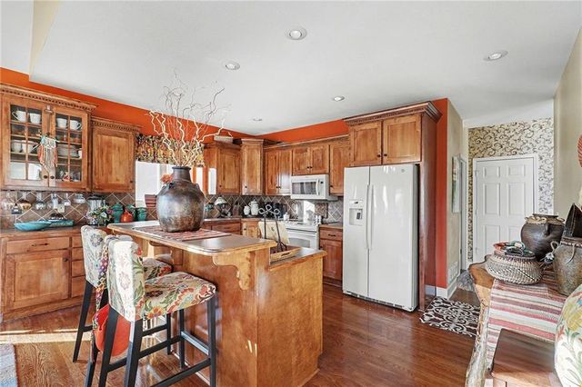 18003 Rollins Drive, Smithville, MO 64089