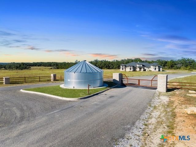 618 Windmill Ridge Drive, Blanco, TX 78606