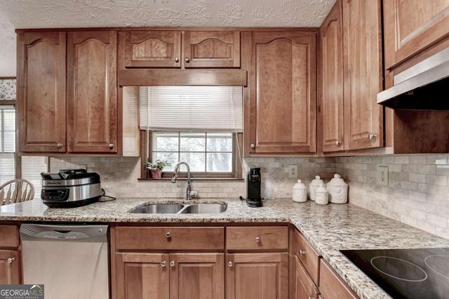 861 Maxie Ln, Lawrenceville, GA 30044