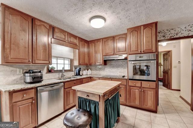 861 Maxie Ln, Lawrenceville, GA 30044