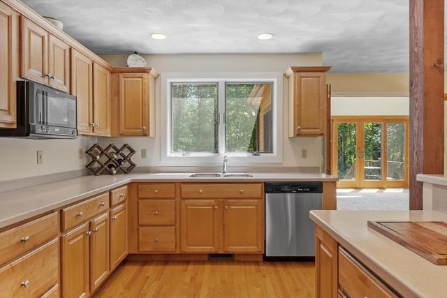78 Carroll Dr, Carlisle, MA 01741