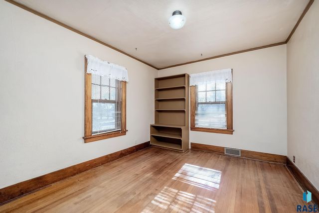 104 W Boynton Ave Avenue, Lennox, SD 57039