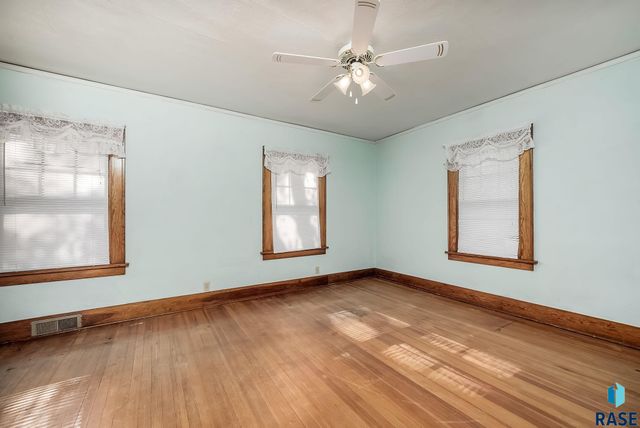 104 W Boynton Ave Avenue, Lennox, SD 57039