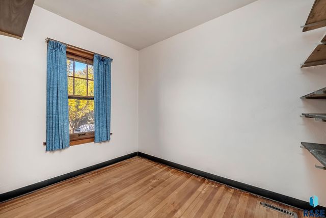 104 W Boynton Ave Avenue, Lennox, SD 57039