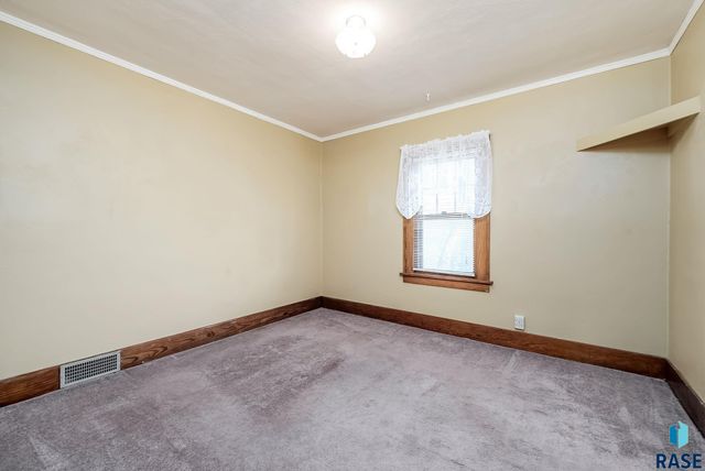 104 W Boynton Ave Avenue, Lennox, SD 57039