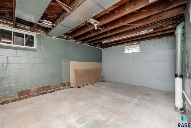 104 W Boynton Ave Avenue, Lennox, SD 57039