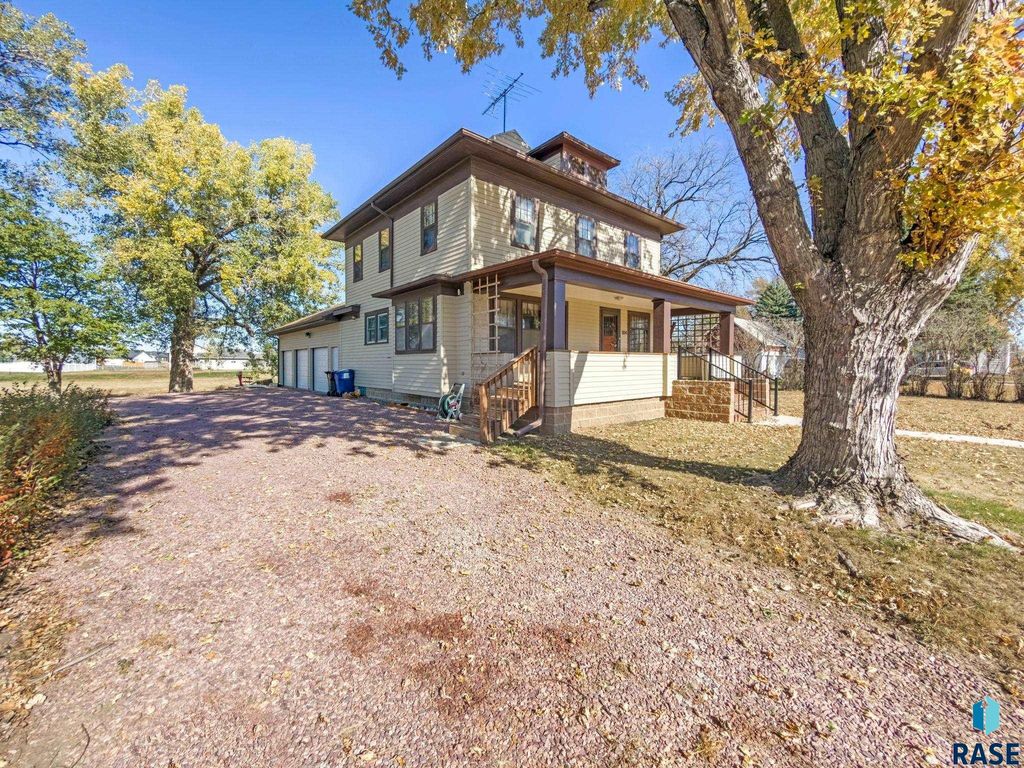 104 W Boynton Ave Avenue, Lennox, SD 57039