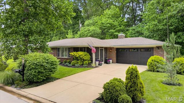 2316 Divot Drive, Crystal Lake Park, MO 63131