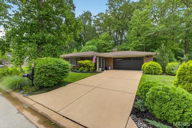 2316 Divot Drive, Crystal Lake Park, MO 63131