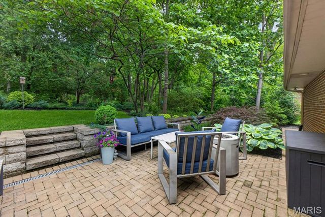 2316 Divot Drive, Crystal Lake Park, MO 63131