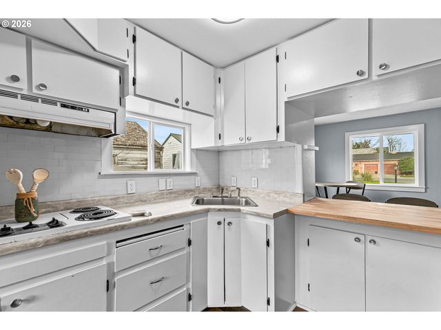 745 DAKOTA Ave, Medford, OR 97501