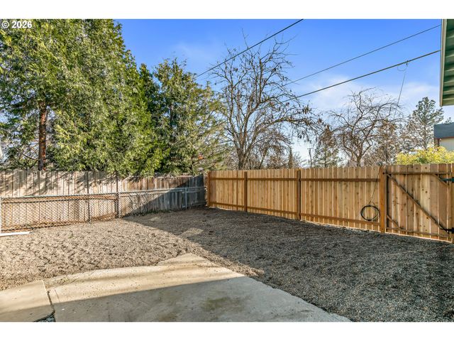 745 DAKOTA Ave, Medford, OR 97501