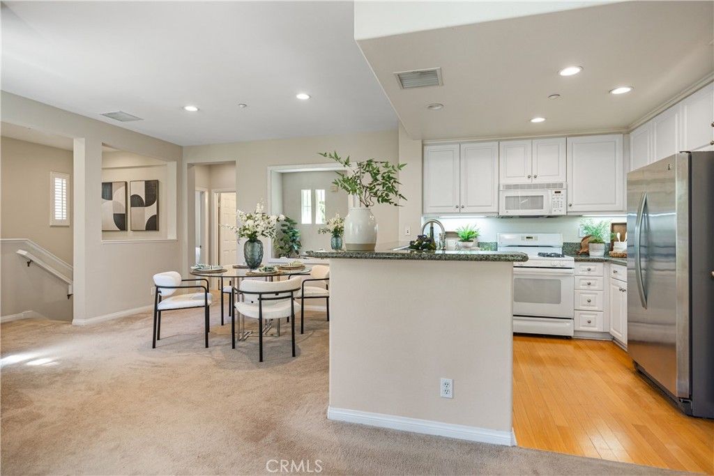 Image 11 of property listing at 33 Flowerbud, Irvine, CA 92603