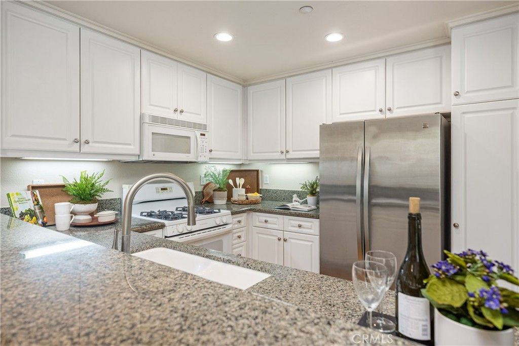 Image 14 of property listing at 33 Flowerbud, Irvine, CA 92603