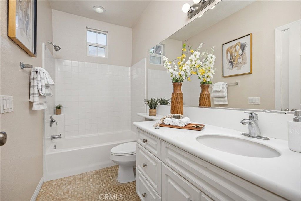 Image 21 of property listing at 33 Flowerbud, Irvine, CA 92603