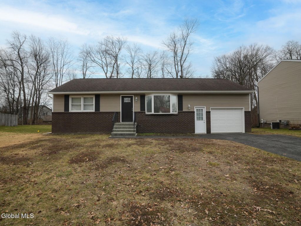 18 Melissa Court, Colonie, NY 12205