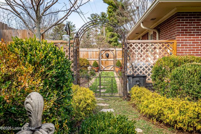 504 Ridgewood Rd, Louisville, KY 40207