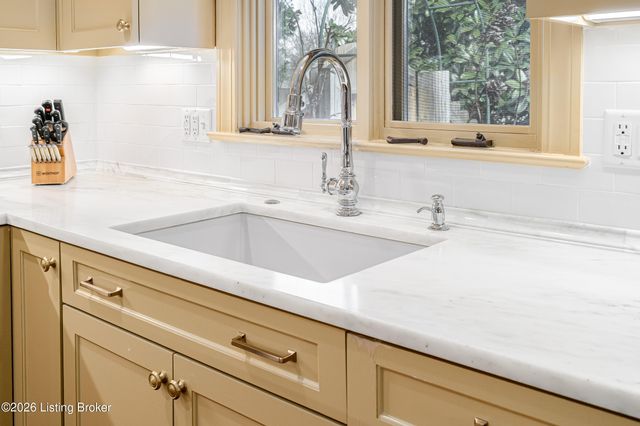 504 Ridgewood Rd, Louisville, KY 40207