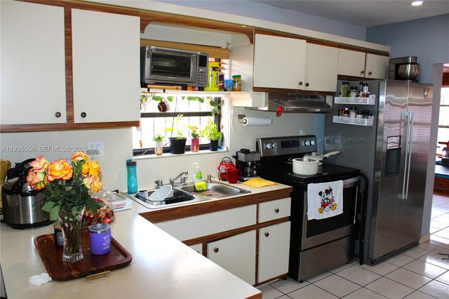 2102 SW 106th Ct, Miami, FL 33165