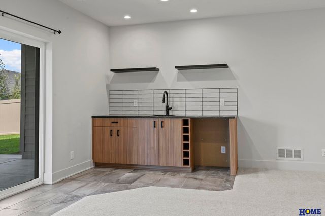 901 N 105th Street, Lincoln, NE 68527