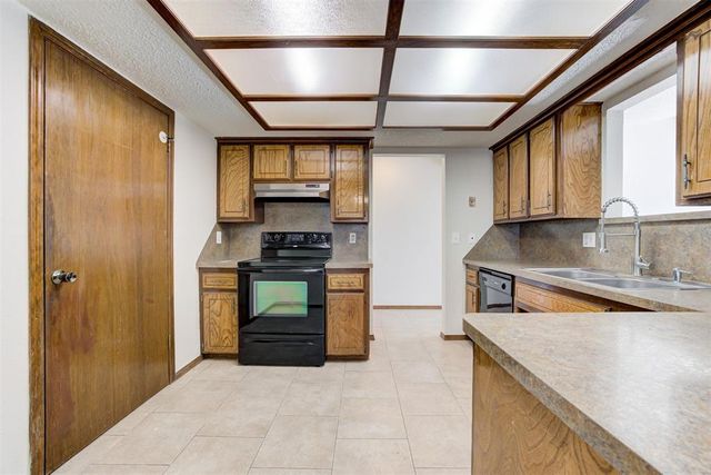 1046 Walsh Lane, Yukon, OK 73099