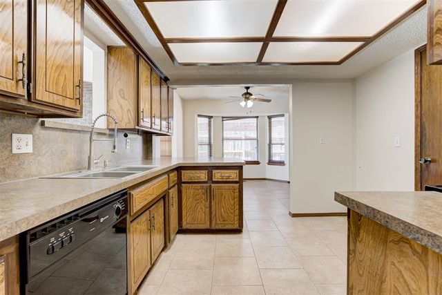 1046 Walsh Lane, Yukon, OK 73099