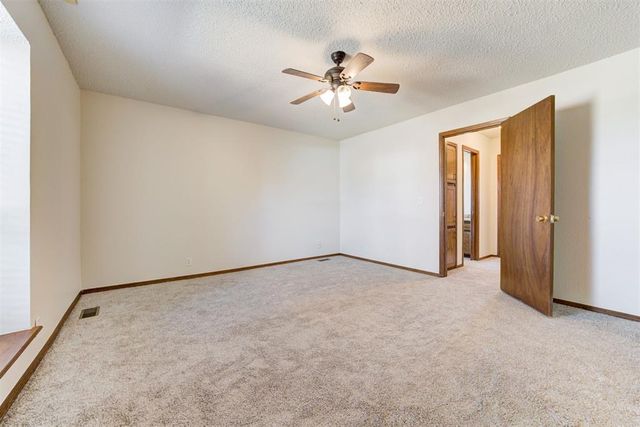 1046 Walsh Lane, Yukon, OK 73099