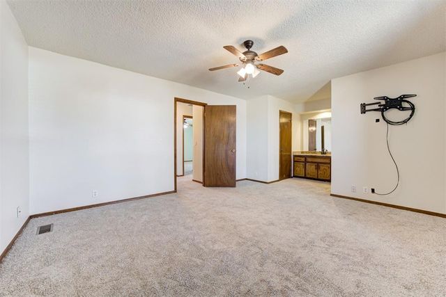 1046 Walsh Lane, Yukon, OK 73099