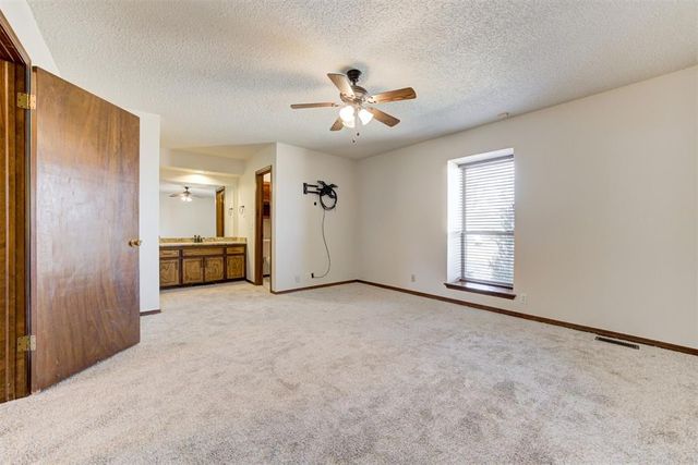 1046 Walsh Lane, Yukon, OK 73099