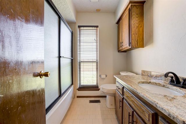 1046 Walsh Lane, Yukon, OK 73099