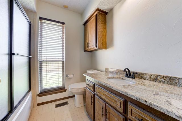 1046 Walsh Lane, Yukon, OK 73099