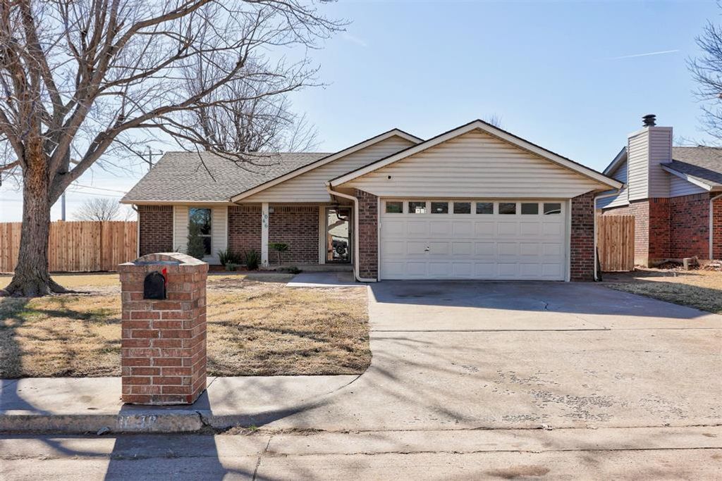 1046 Walsh Lane, Yukon, OK 73099