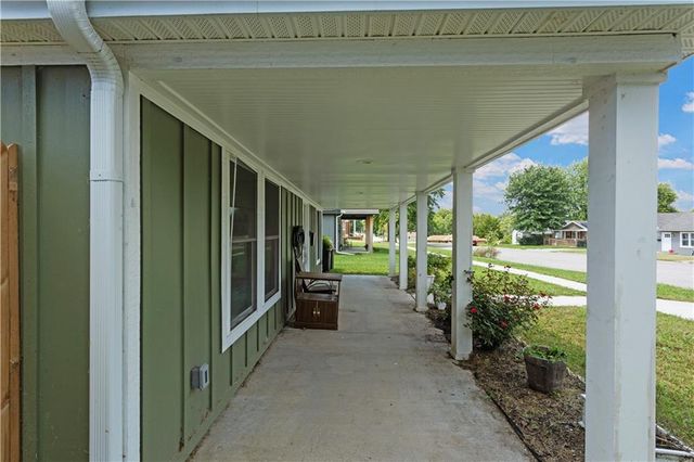 303 W Broadway Street, Higginsville, MO 64037