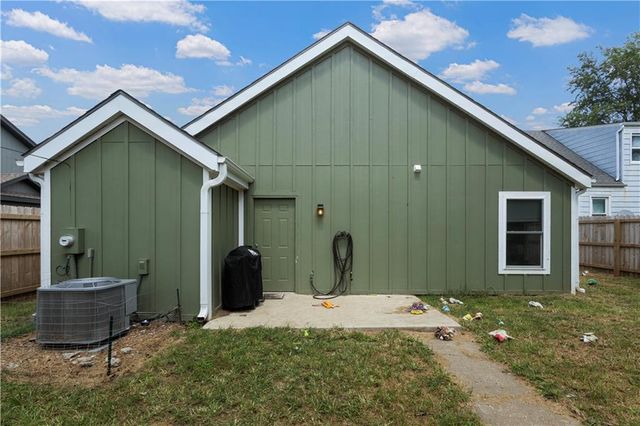 303 W Broadway Street, Higginsville, MO 64037