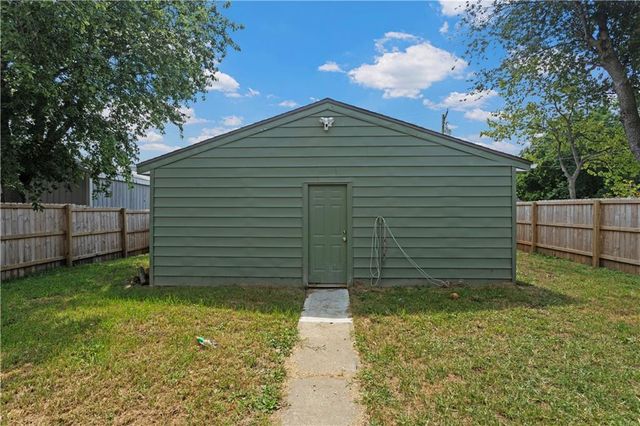 303 W Broadway Street, Higginsville, MO 64037