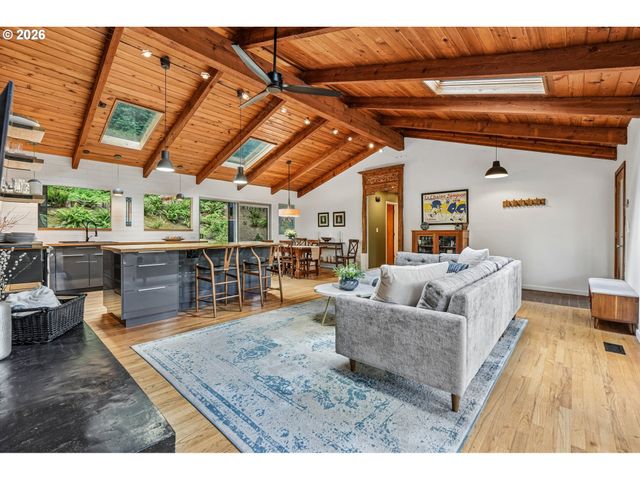 1322 Sw MAPLECREST Dr, Portland, OR 97219