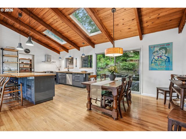 1322 Sw MAPLECREST Dr, Portland, OR 97219