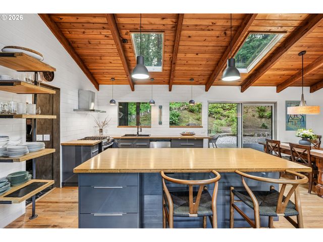 1322 Sw MAPLECREST Dr, Portland, OR 97219