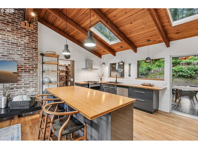 1322 Sw MAPLECREST Dr, Portland, OR 97219