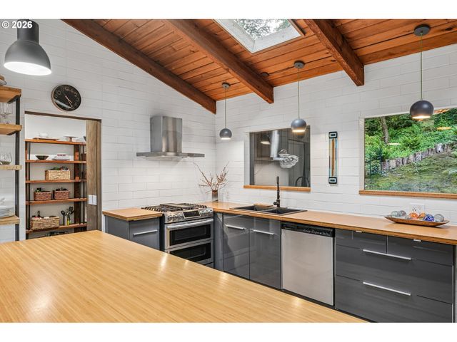 1322 Sw MAPLECREST Dr, Portland, OR 97219