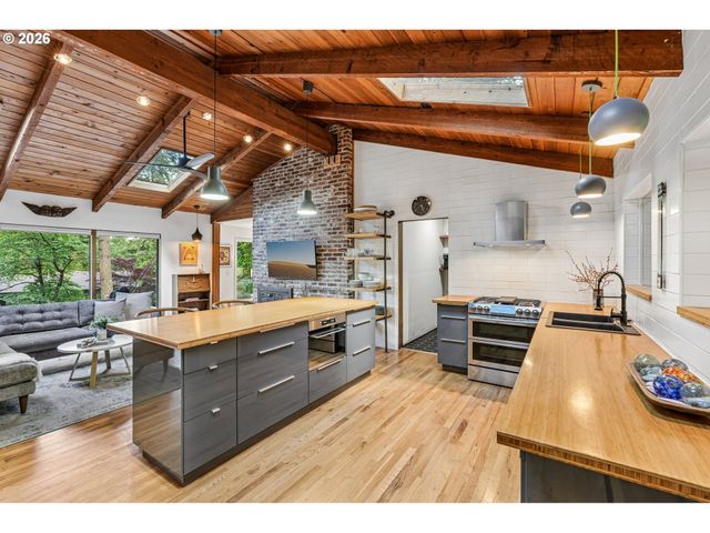 1322 Sw MAPLECREST Dr, Portland, OR 97219