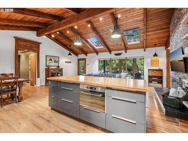1322 Sw MAPLECREST Dr, Portland, OR 97219