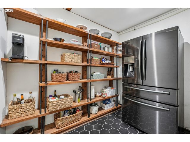 1322 Sw MAPLECREST Dr, Portland, OR 97219